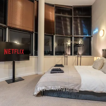 Riverside Penthouses - Duplex & Triplex - Views - Free Parking Apartment *
