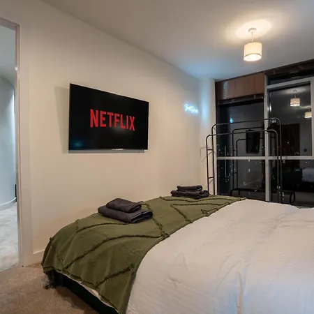 Riverside Penthouses - Duplex & Triplex - Views - Free Parking Apartment *