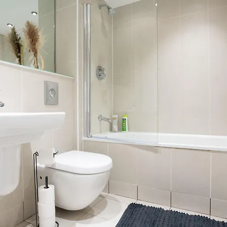 Riverside Penthouses - Duplex & Triplex - Views - Free Parking Apartment *