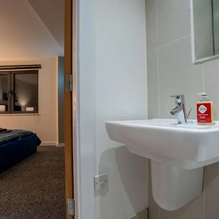 Riverside Penthouses - Duplex & Triplex - Views - Free Parking Apartment *