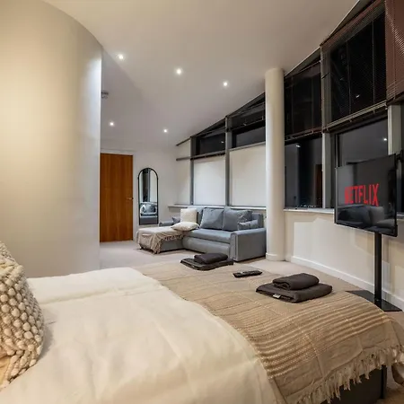 Riverside Penthouses - Duplex & Triplex - Views - Free Parking Apartment