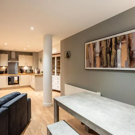 Riverside Penthouses - Duplex & Triplex - Views - Free Parking Apartment *