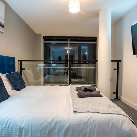 Riverside Penthouses - Duplex & Triplex - Views - Free Parking Apartment *