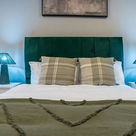 Riverside Penthouses - Duplex & Triplex - Views - Free Parking Apartment